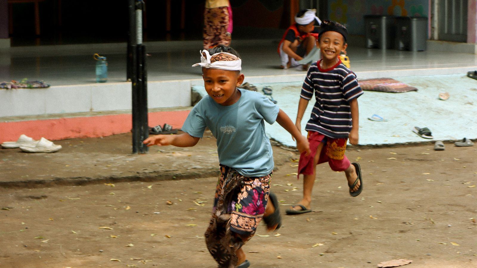 Barn og frivillige på Bali
